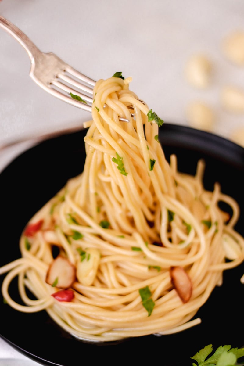 Easy Aglio e Olio: Your 3-Ingredient Weeknight Pasta Guide